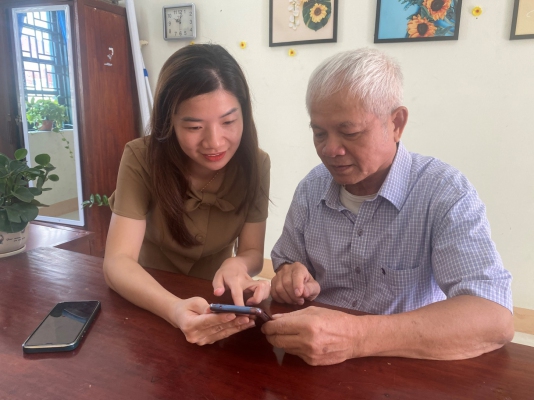 Sử dụng “Sổ tay đảng viên điện tử” tại huyện vùng cao Võ Nhai