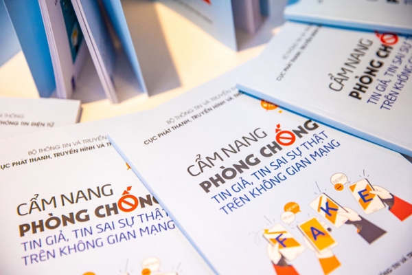 Ra mắt “Cẩm nang phòng chống tin giả, tin sai sự thật trên không gian mạng”
