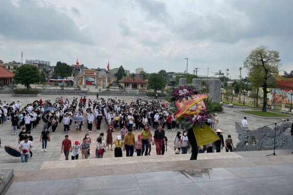 Khu di tích Thanh niên xung phong thu hút nhiều du khách đến tham quan, trải nghiệm và tri ân