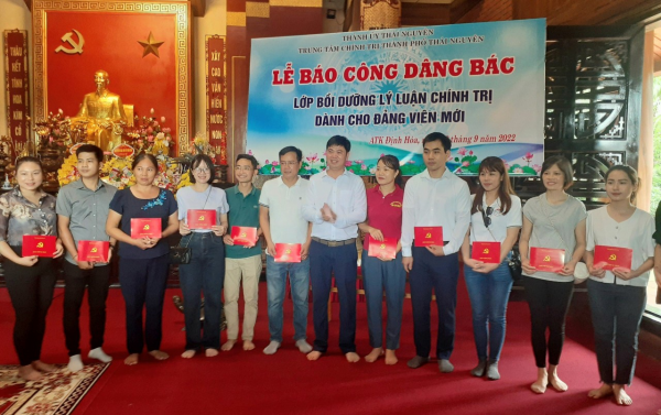 Báo công dâng Bác và trao Giấy chứng nhận hoàn thành chương trình bồi dưỡng lý luận dành cho đảng viên mới