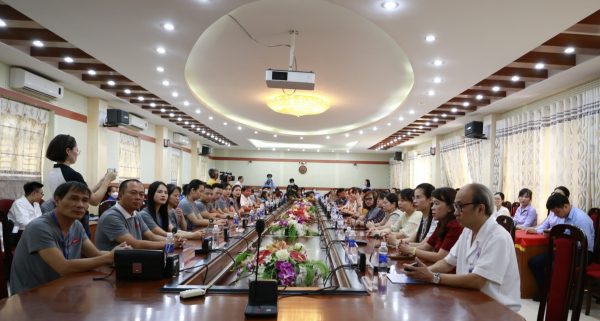 Trao tặng nụ cười cho em