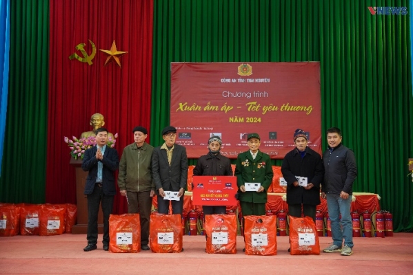 Ấm áp chương trình “Xuân ấm áp, Tết yêu thương” tại huyện vùng cao Võ Nhai