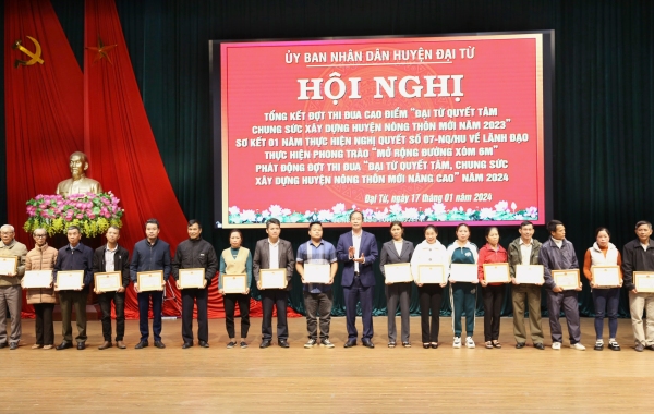Nguyen Mạnh Hoat trao thuoc