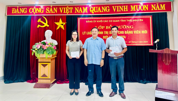 Bế giảng Lớp Bồi dưỡng lý luận chính trị dành cho đảng viên mới đợt I năm 2024