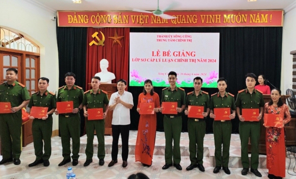 Thành phố Sông Công: Bế giảng Lớp Sơ cấp lý luận chính trị