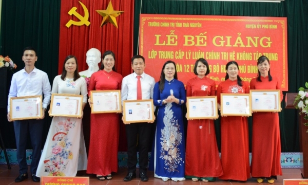 Phú Bình: Bế giảng lớp Trung cấp Lý luận chính trị hệ không tập trung khóa XII