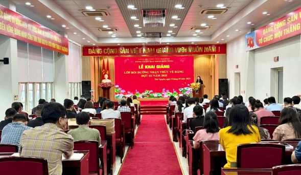 Đảng ủy UBND tỉnh tổ chức bồi dưỡng nhận thức về Đảng cho 101 quần chúng ưu tú