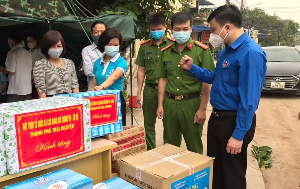 Tặng quà động viên lực lượng tham gia phòng, chống dịch