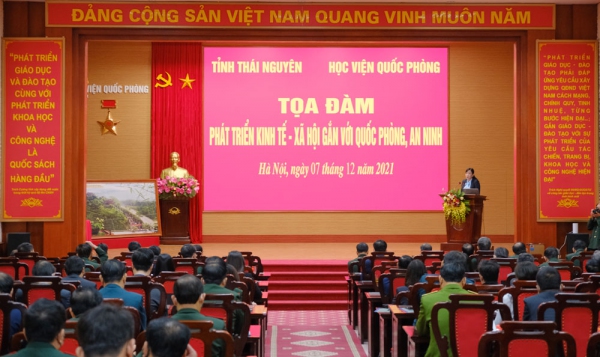 Đồng chí Bí thư Tỉnh ủy chia sẻ, trao đổi với học viên Học viện Quốc phòng