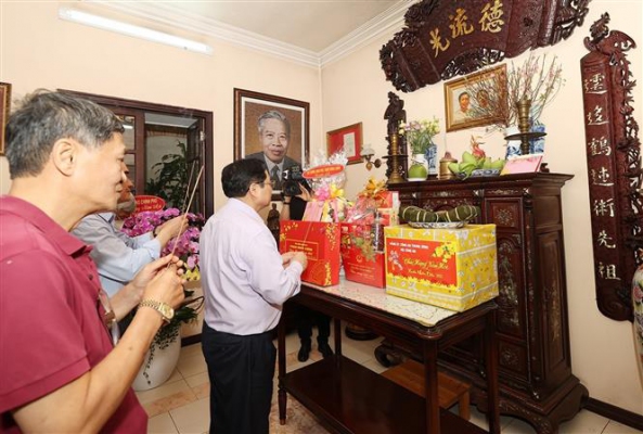 Thủ tướng Phạm Minh Chính dâng hương các đồng chí nguyên lãnh đạo Chính phủ