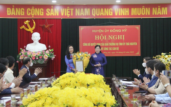 Công bố và trao các quyết định của Ban Thường vụ Tỉnh ủy về công tác cán bộ