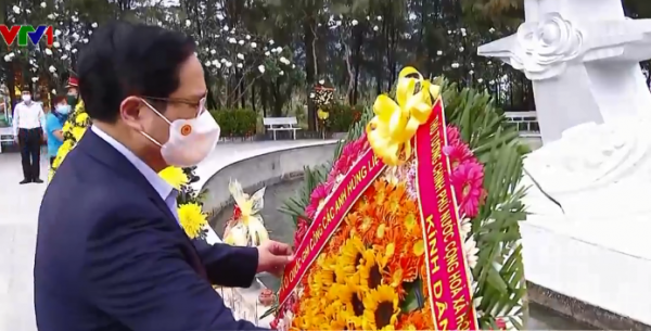Thủ tướng Phạm Minh Chính dâng hương tưởng niệm các liệt sĩ Gạc Ma