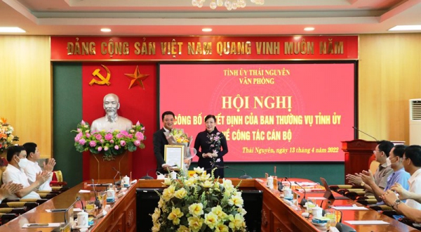 Công bố và trao các quyết định của Ban Thường vụ Tỉnh ủy về công tác cán bộ