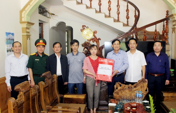 Thăm, tặng quà gia đình cán bộ, chiến sỹ đang công tác tại quần đảo Trường Sa