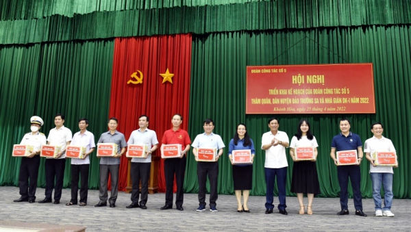 Gặp mặt đoàn công tác số 5 đi thăm quân, dân huyện đảo Trường Sa