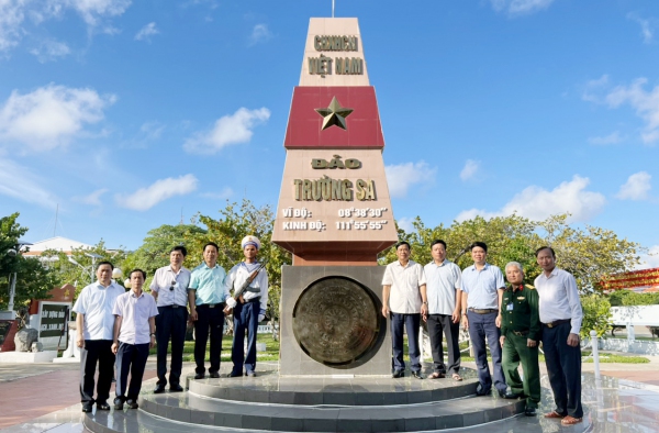 Đoàn đại biểu tỉnh Thái Nguyên thăm, động viên quân, dân huyện đảo Trường Sa và Nhà giàn DK1