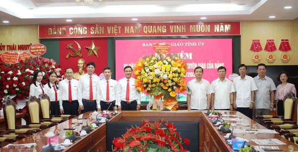 Thường trực Tỉnh ủy chúc mừng Ban Tuyên giáo Tỉnh ủy nhân ngày truyền thống của Ngành