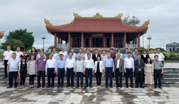Đoàn công tác Hội đồng Lý luận Trung ương dâng hương tưởng niệm 60 liệt sĩ TNXP Đại đội 915, Đội 91 Bắc Thái