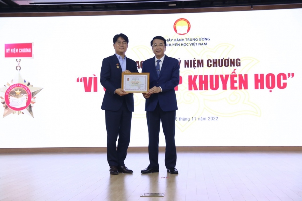 Trao tặng 200 suất học bổng Samsung 2022 cho học sinh nghèo vượt khó