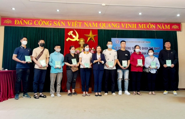 Trao tặng thẻ Bảo hiểm y tế và sổ Bảo hiểm xã hội cho người dân có hoàn cảnh khó khăn