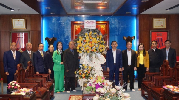 Đồng chí Phó Bí thư Thường trực Tỉnh uỷ tặng hoa chúc mừng Ủy ban Đoàn kết Công giáo Việt Nam tỉnh Thái Nguyên