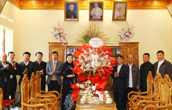 Đồng chí Bí thư Tỉnh ủy chúc mừng Giáo xứ Đại Từ nhân dịp Lễ Giáng sinh