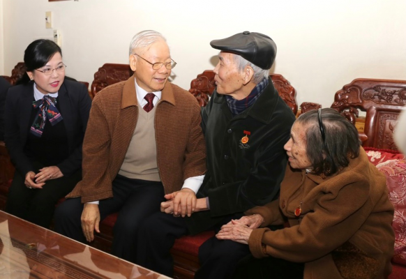 Tổng Bí thư Nguyễn Phú Trọng thăm và tặng quà gia đình chính sách tại thành phố Phổ Yên, tỉnh Thái Nguyên