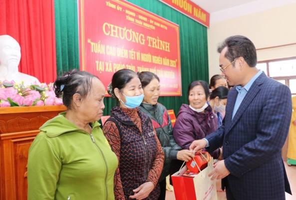 Lãnh đạo tỉnh tặng quà gia đình chính sách, hộ nghèo nhân dịp Tết Nguyên đán