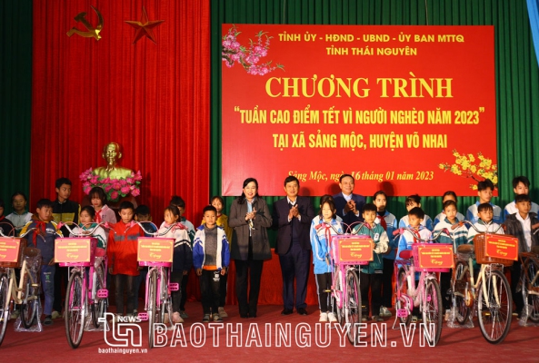 Đồng chí Bí thư Tỉnh ủy tặng quà Tết nhân dân vùng cao Sảng Mộc