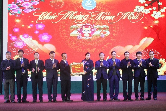 Đồng chí Bí thư Tỉnh uỷ dự Tết trồng cây “Đời đời nhớ ơn Bác Hồ” Xuân Quý Mão năm 2023” tại thành phố Phổ Yên và thăm, chúc tết Đại học Thái Nguyên