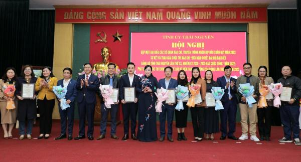 Phát huy vai trò của báo chí cách mạng trong bảo vệ nền tảng tư tưởng của Đảng và đưa nghị quyết của Đảng vào cuộc sống