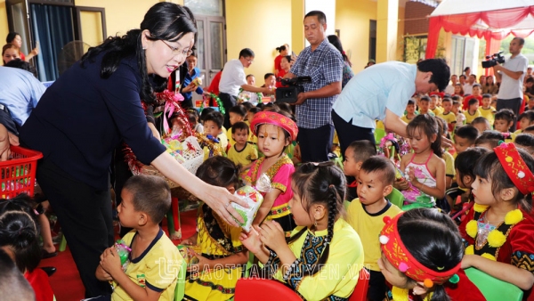 Đồng chí Bí thư Tỉnh ủy tặng quà thiếu nhi nhân ngày 1-6