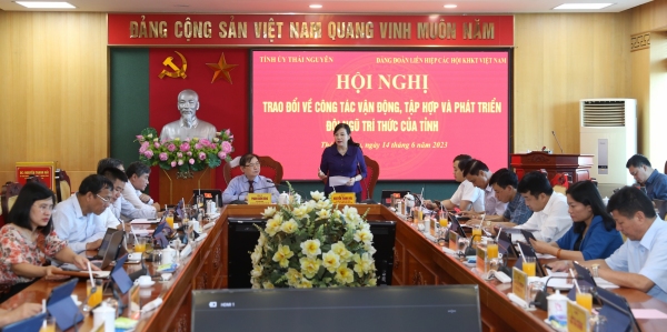 Ưu tiên, tạo môi trường, điều kiện để đội ngũ trí thức tham gia tích cực hơn nữa vào hoạt động tư vấn, phản biện xã hội