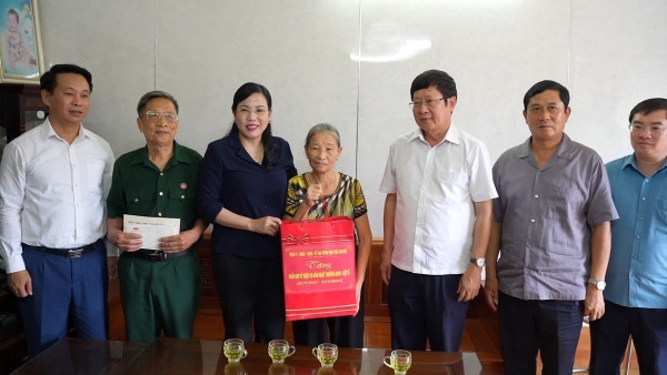 Tặng quà gia đình chính sách nhân kỷ niệm 76 năm ngày Thương binh - Liệt sĩ (27/7/1947 - 27/7/2023)