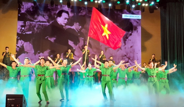 Khai mạc Liên hoan Nghệ thuật quần chúng LLVT Quân khu 1