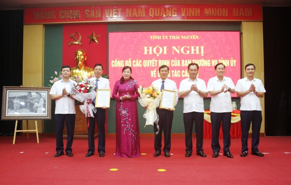 Công bố và trao các Quyết định của Ban Thường vụ Tỉnh ủy về công tác cán bộ