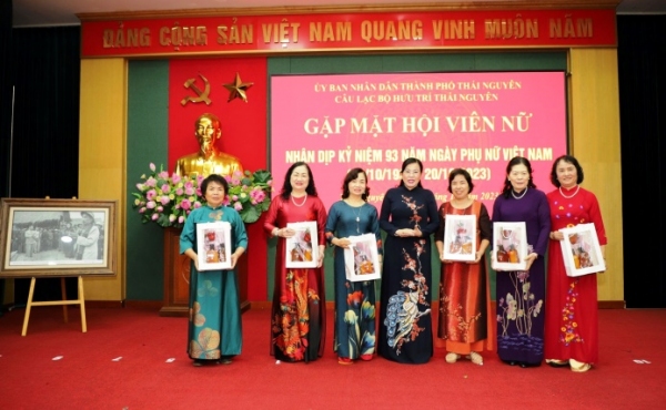 Đồng chí Bí thư Tỉnh ủy gặp mặt hội viên nữ Câu lạc bộ Hưu trí Thái Nguyên