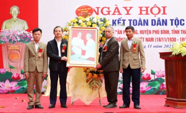 Đồng chí Phó Bí thư Thường trực Tỉnh ủy dự và chung vui Ngày hội Đại đoàn kết toàn dân tộc tại khu dân cư