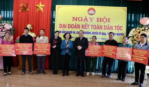 Đồng chí Thường trực Ban Bí thư dự chung vui Ngày hội Đại đoàn kết toàn dân tộc với bà con khu dân cư Mỏ Gà, xã Phú Thượng, huyện Võ Nhai
