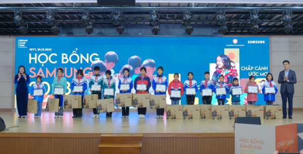 Trao tặng học bổng Chắp cánh ước mơ cho học sinh nghèo