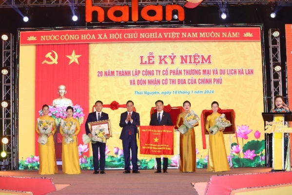 Công ty CP Thương mại và Du lịch Hà Lan kỷ niệm 20 năm thành lập và đón nhận Cờ thi đua của Chính phủ