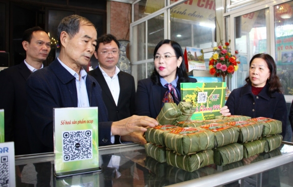 Đồng chí Bí thư Tỉnh uỷ thăm, chúc Tết bà con nhân dân làng nghề Bánh chưng Bờ Đậu, huyện Phú Lương