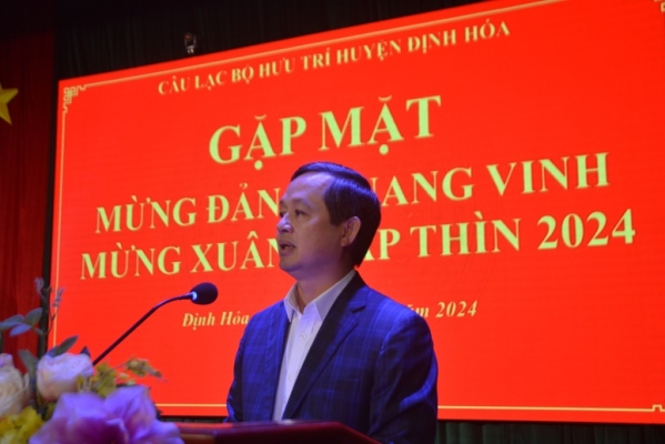 Đồng chí Phó Bí thư Thường trực Tỉnh ủy nói chuyện chuyên đề với các đại biểu Câu lạc bộ hưu trí huyện Định Hóa