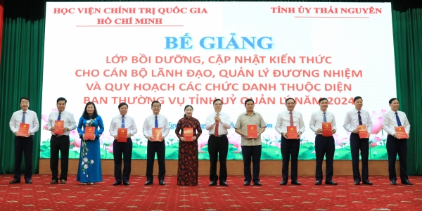 Bế giảng lớp Bồi dưỡng, cập nhật kiến thức cho cán bộ lãnh đạo, quản lý