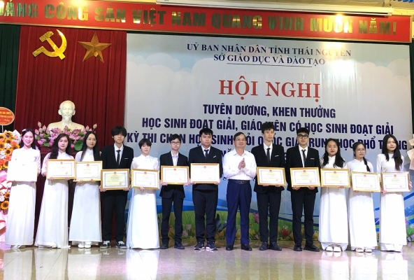 Tuyên dương, khen thưởng học sinh và giáo viên đạt thành tích cao
