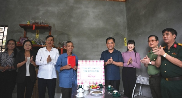 Đồng chí Bí thư Tỉnh ủy kiểm tra một số công trình trong Chương trình xóa nhà tạm, nhà dột nát