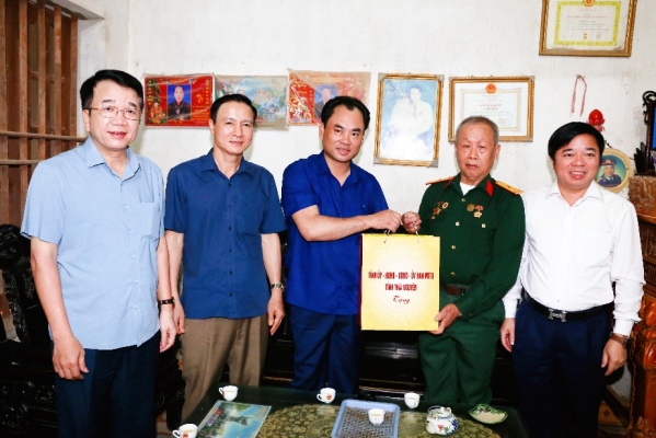 Lãnh đạo tỉnh thăm, tặng quà gia đình chính sách nhân dịp kỷ niệm Ngày giải phóng miền Nam thống nhất đất nước
