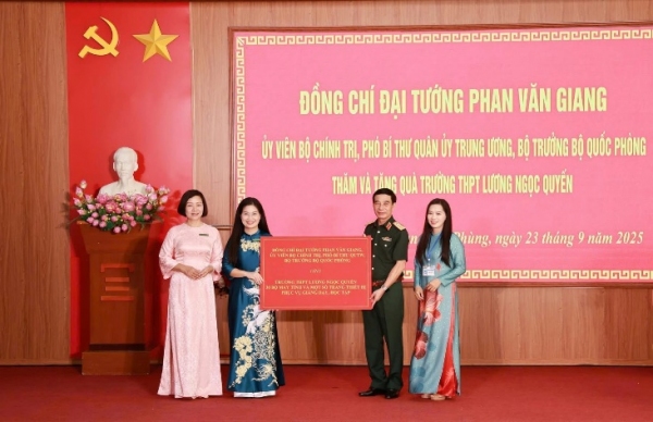 Đại tướng Phan Văn Giang thăm, tặng quà tại Thái Nguyên