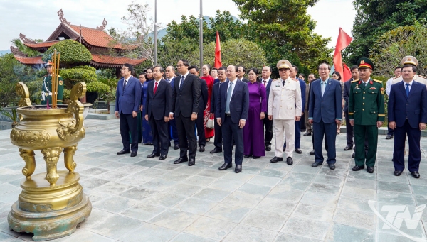 Đoàn đại biểu dự Đại hội thi đua yêu nước dâng hương tưởng niệm Chủ tịch Hồ Chí Minh