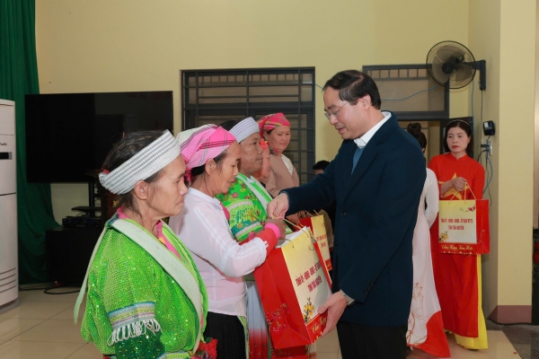 Các đồng chí lãnh đạo tỉnh tặng quà gia đình chính sách, hộ nghèo nhân dịp Tết Nguyên đán